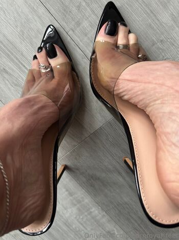 Bornroyal_feet