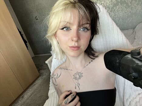 Full leaked Emzeeni private onlyfans photo