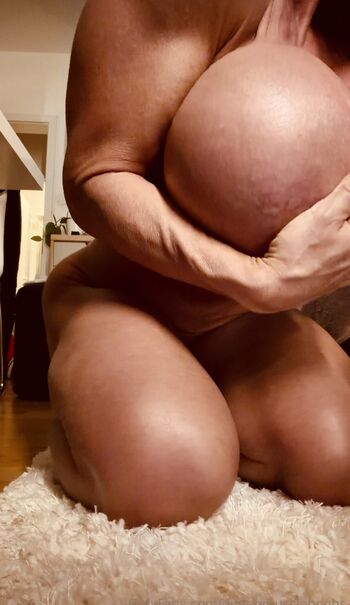 QueenMuscleBoobs